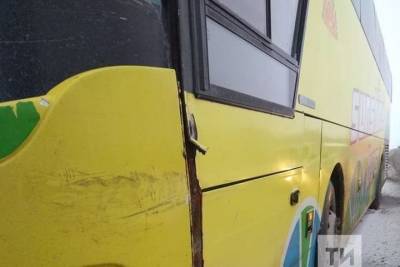 На трассе в Татарстане столкнулись легковое авто и автобус