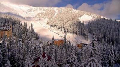 Популярный украинский горнолыжный курорт засыпало снегом в разгар приезда туристов (ФОТО)