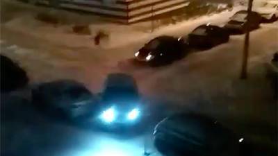 В Ижевске водитель протаранил шесть машин на парковке и скрылся