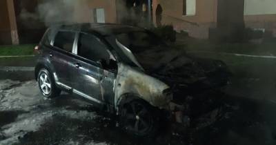 В Ивано-Франковске неизвестные подожгли два автомобиля во дворе многоэтажки: фото