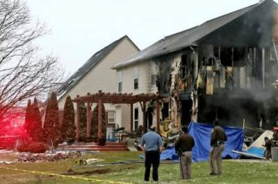 В США самолет врезался в жилой дом: три человека погибли