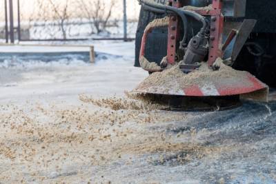 Дорожники Волгоградской области израсходовали 1860 тонн песка и соли