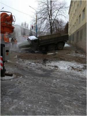 В Луганске грузовик с оккупантами провалился под землю (фото)