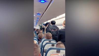 Самолет из Москвы в Челябинск задержали на 30 минут из-за пассажира без маски