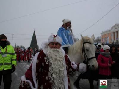 «Отмёрзли губы, нос и уши»: Анна Семенович возглавила парад Снегурочек в Уфе