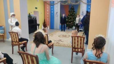 Губернатор передал подарки в детский дом в Петергофе