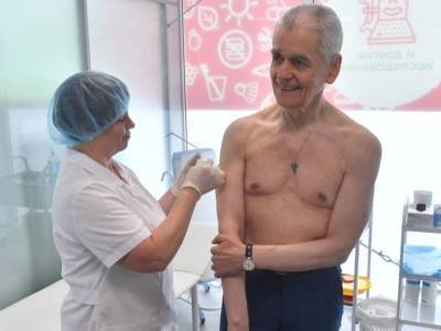 Онищенко опроверг наличие "золотых" вакцин для депутатов в поликлинике президента