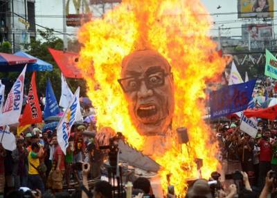 Такая вот традиция в Панаме – сжигать чучело президента в честь уважения