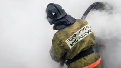 Спасатели тушат сильный пожар на складе в Красноярском крае