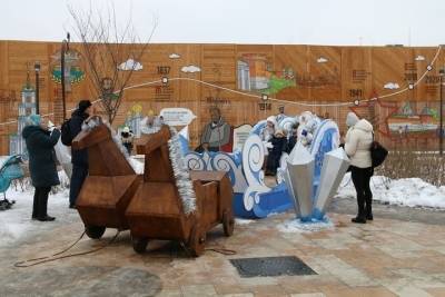 На Казанской набережной в Туле развернулись новогодние и сказочные фотозоны