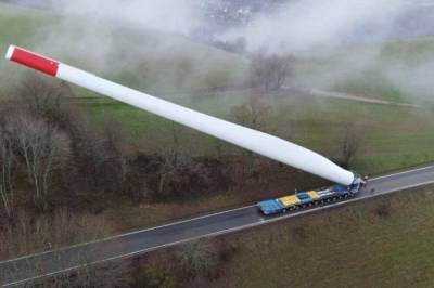 На дорогах Дании заметили грузовик, который перевозил 67-метровую лопасть ветрогенератора: шокирующие фото
