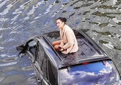 Жительницу Харькова, утопившую машину в центре города, оштрафовали