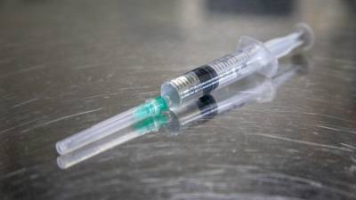 Вирусолог назвал группу людей, которым нельзя вакцинироваться от COVID-19