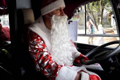 Водитель маршрутного автобуса из Ялты превратился в Деда Мороза