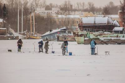 Сотрудники МЧС согнали рыбаков с акватории Невской губы