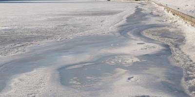 Украинские туристы провалились под лед на озере в Польше