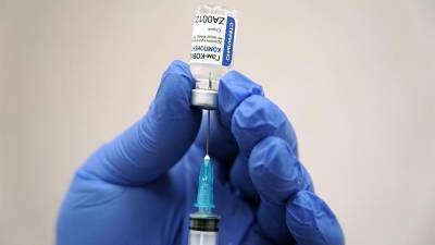 Власти ЮАР заявили о переговорах с Россией по вакцине от COVID-19