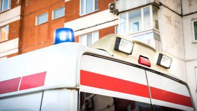 В Екатеринбурге водитель разбил стекло своей машины, чтобы пропустить скорую помощь