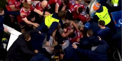 Столкновение продолжилось на трибунах. В Англии в матче регбийных команд случилась массовая драка — видео
