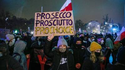 Тысячи сторонников абортов митингуют в Варшаве