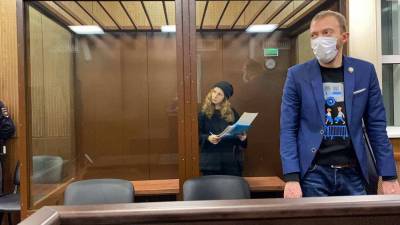 Навальнистов отправили под домашний арест накануне новых...