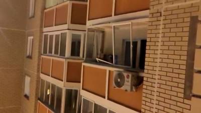 Видео с места хлопка, где житель Подмосковья облил свою жену бензином и поджег
