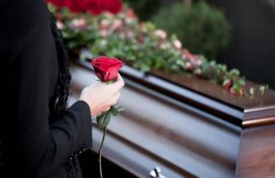 Женщина ожила на кладбище во время своих похорон