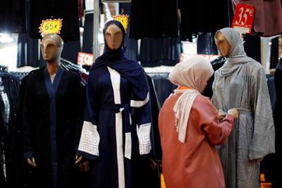 Эммануэль Макрон - Марин Ле-Пен - Во Франции - Во Франции предложили запретить ношение хиджаба в общественных местах - lenta.ru - Париж