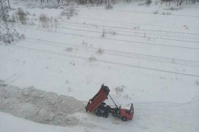 В Челябинске оштрафовали водителя самосвала за свалку снега