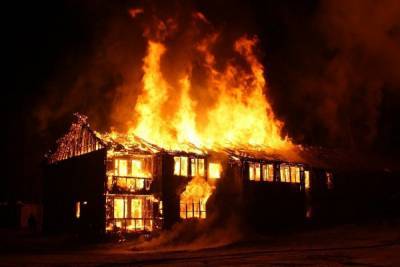 Два человека погибли при пожаре в жилом доме на Ямале