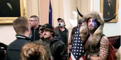 Среди них — «шаман» QAnon. Участники штурма Капитолия готовы свидетельствовать против Трампа