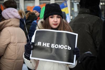В городах России продолжают задерживать сторонников Навального