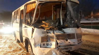 В Башкирии столкнулись пассажирский автобус и КамАЗ, семерым оказана медпомощь