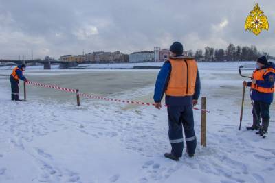 Рыбакам рассказали об опасных участках на льду в Тверской области