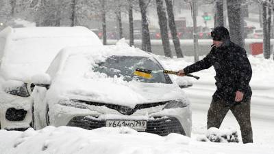 Российским водителям могут запретить ездить на летней резине зимой