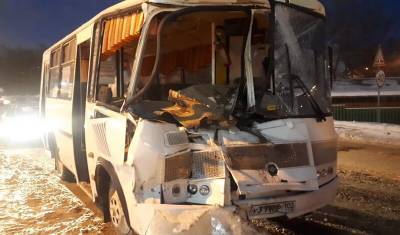 В Башкирии автобус врезался в снегоуборочный грузовик — семь человек пострадали