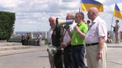 Кабмин Украины запретил возлагать цветы к Могиле Неизвестного Солдата в Киеве
