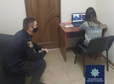 Урок в отделении полиции: офицер организовал обучение для школьницы, которая не имела интернета