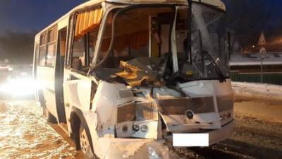 В Башкирии автобус с 12 пассажирами врезался в попутный КамАЗ – Есть пострадавшие