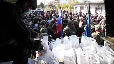Российские военные доставили гуманитарную помощь жителям Латакии