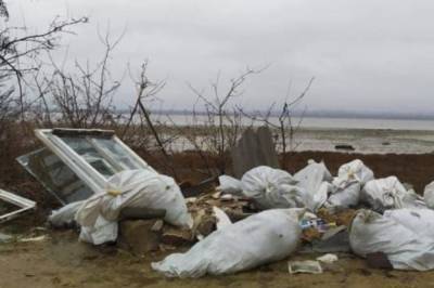 "Через каждые 100 метров": одесский лиман засыпали мусором, кадры беспредела