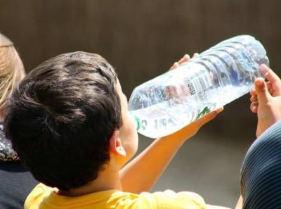 Диетологи развеяли три главных мифа об употреблении воды
