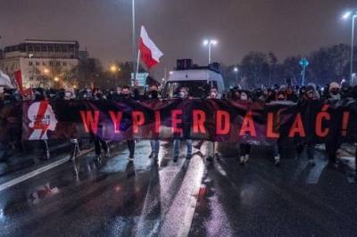 Польша вышла на улицы из-за запрета абортов — для разгона протестов полиция применила слезоточивый газ