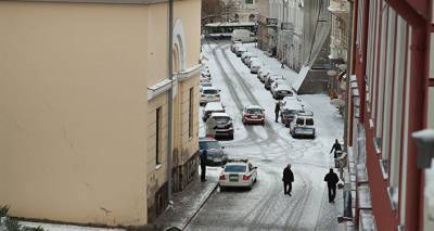 Латвию завалило снегом: на дороги выехало более 200 единиц специальной техники