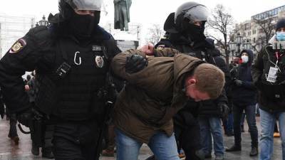 Данные полицейских, задержавших россиян на субботнем митинге, собрали в Telegram