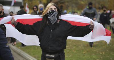 Генпрокуратура Беларуси хочет признать "экстремистским" бело-красно-белый флаг