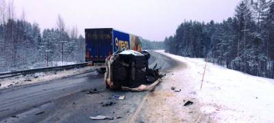 Водитель легковушки, влетевшей в грузовик на трассе в Карелии, уснул за рулем