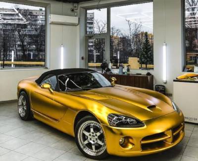 В Украине замечен сверхмощный «золотой» автомобиль