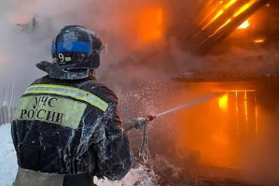 В Москве из-за взрывов газовых баллонов начался сильный пожар
