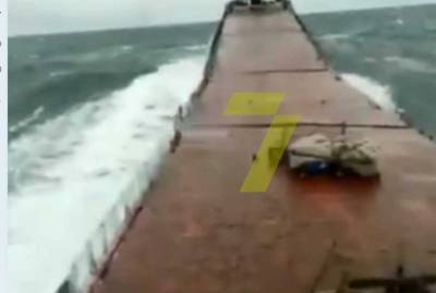 Крушение Arvin с украинскими моряками: появилось видео момента перелома судна
